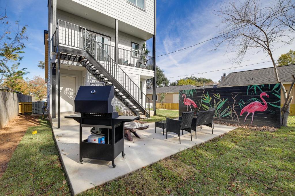 South Houston Townhome with Patio and Gas Grill!